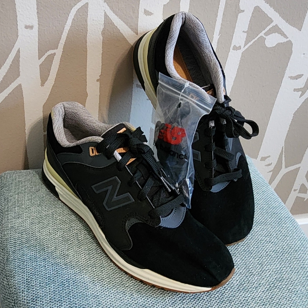 New Balance: NWOT Men's Black and Gray Sneakers